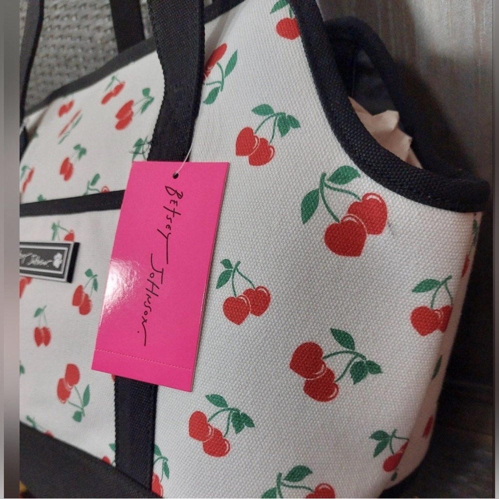NEW BETSEY JOHNSON TSA-compliant pet carrier 16 LBS WHITE BLACK CHERRY PRINT - Picture 9 of 9